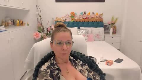 Snapshot of prettyblackeyes chatting on 02/14/26, 10:39 wilma online show from 02/14/26, 10:39