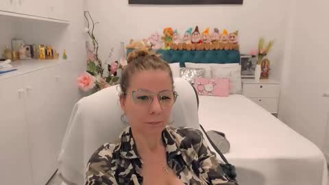 Snapshot of prettyblackeyes chatting on 02/15/26, 07:51 wilma online show from 02/15/26, 07:51