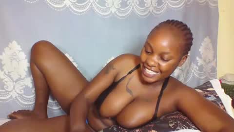 Snapshot of prettydarkskin002 chatting on 09/17/25, 04:25 SHANIA online show from 09/17/25, 04:25