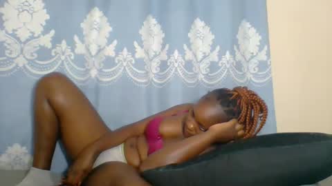 Snapshot of prettydarkskin002 chatting on 10/08/25, 12:03 SHANIA online show from 10/08/25, 12:03