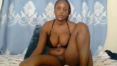 Snapshot of prettydarkskin002 chatting on 10/11/25, 06:12 SHANIA online show from 10/11/25, 06:12