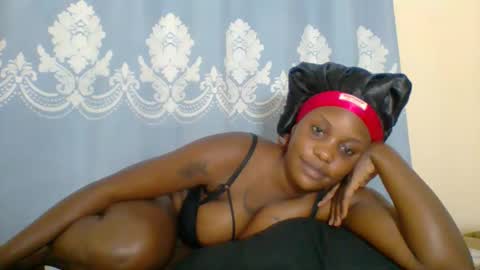Snapshot of prettydarkskin002 chatting on 10/11/25, 07:01 SHANIA online show from 10/11/25, 07:01