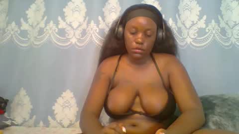 Snapshot of prettydarkskin002 chatting on 04/01/26, 05:52 SHANIA online show from 04/01/26, 05:52
