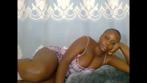 Snapshot of prettydarkskin002 chatting on 05/16/26, 10:52 SHANIA online show from 05/16/26, 10:52