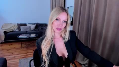 Eva online show from 10/11/25, 11:47