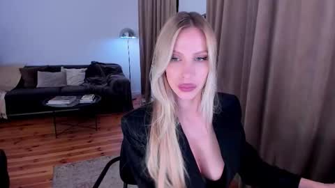 Eva online show from 10/18/25, 11:49