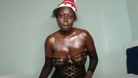 Snapshot of prettyliz1999 chatting on 12/25/24, 12:05 Lizzy online show from 12/25/24, 12:05