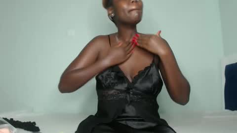 Snapshot of prettyliz1999 chatting on 02/07/25, 08:01 Lizzy online show from 02/07/25, 08:01