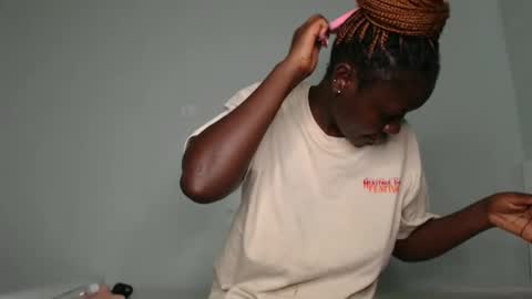 Snapshot of prettyliz1999 chatting on 02/13/25, 07:03 Lizzy online show from 02/13/25, 07:03