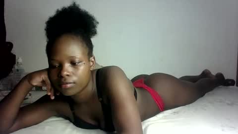 Snapshot of prettymelly_ chatting on 02/10/25, 12:19 Melly online show from 02/10/25, 12:19