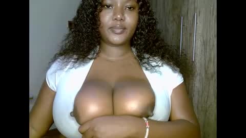 Snapshot of prettypearl_ chatting on 01/28/25, 10:45 pearl online show from 01/28/25, 10:45