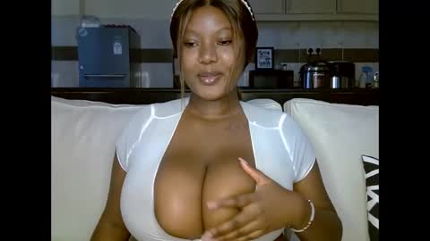 Snapshot of prettypearl_ chatting on 02/09/25, 10:09 pearl online show from 02/09/25, 10:09