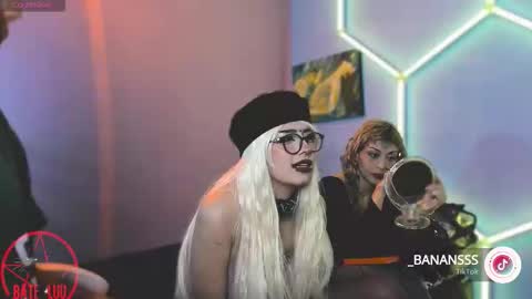 Snapshot of princesita_valija chatting on 10/20/25, 04:02 Beth online show from 10/20/25, 04:02