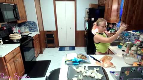 Snapshot of princess_rose_spades chatting on 10/31/25, 02:40 Princess Rose online show from 10/31/25, 02:40