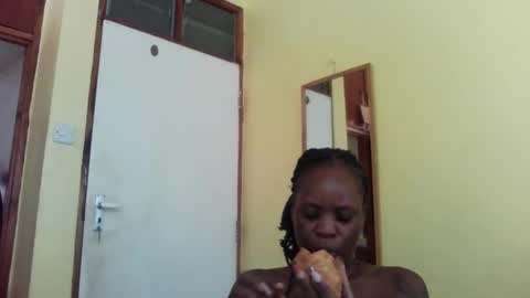 Snapshot of princessmiles2 chatting on 02/13/25, 11:17 phelly online show from 02/13/25, 11:17