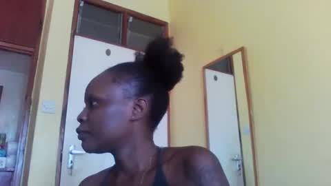 Snapshot of princessmiles2 chatting on 03/06/25, 09:25 phelly online show from 03/06/25, 09:25