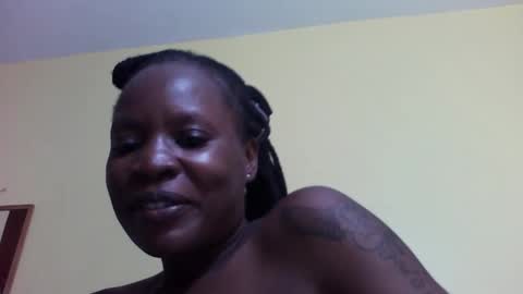 Snapshot of princessmiles2 chatting on 09/12/25, 05:57 phelly online show from 09/12/25, 05:57