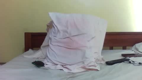 Snapshot of princessmiles2 chatting on 10/22/25, 04:35 phelly online show from 10/22/25, 04:35