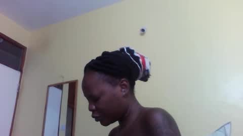 Snapshot of princessmiles2 chatting on 10/27/25, 04:05 phelly online show from 10/27/25, 04:05