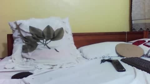 Snapshot of princessmiles2 chatting on 12/15/25, 01:43 phelly online show from 12/15/25, 01:43