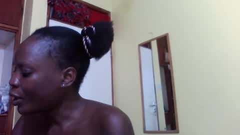 Snapshot of princessmiles2 chatting on 12/15/25, 06:12 phelly online show from 12/15/25, 06:12