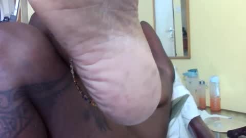 Snapshot of princessmiles2 chatting on 12/18/25, 06:47 phelly online show from 12/18/25, 06:47