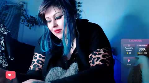 Snapshot of psychobitch69 chatting on 11/26/25, 11:28 OlivePsy online show from 11/26/25, 11:28