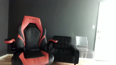 Snapshot of puddinforlife chatting on 01/03/25, 03:38 Krystle online show from 01/03/25, 03:38