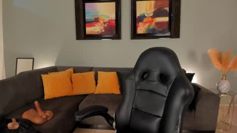 Pui Yee  online show from 03/09/25, 09:57