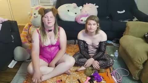 Snapshot of puppygirllovestobeg chatting on 07/15/26, 05:23 puppygirllovestobeg online show from 07/15/26, 05:23