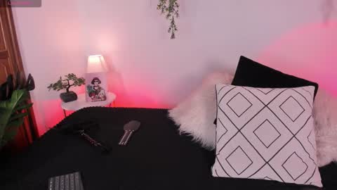 Snapshot of purplemoon_1 chatting on 11/13/25, 01:10 Chloe online show from 11/13/25, 01:10