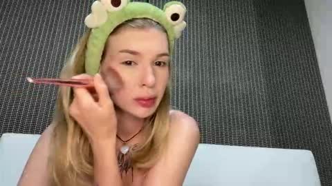 Lina online show from 10/27/25, 11:31