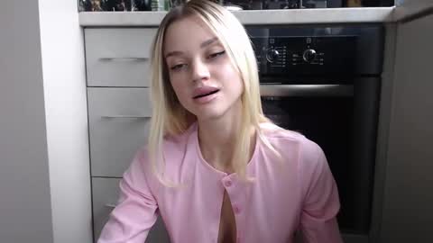 Snapshot of qeeensgambit chatting on 12/10/24, 11:00 Milana online show from 12/10/24, 11:00