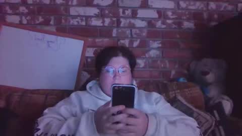 Snapshot of qtbisuccubi chatting on 12/17/25, 09:43 Br4tty Bunny online show from 12/17/25, 09:43