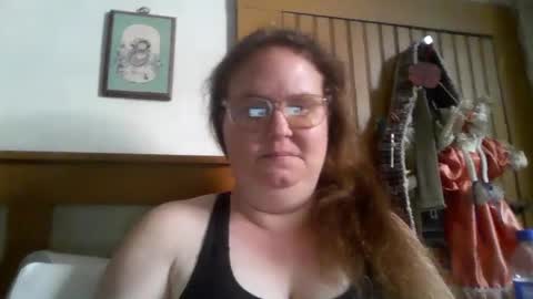 Snapshot of queen211869 chatting on 12/16/25, 08:14 Queenjenny online show from 12/16/25, 08:14