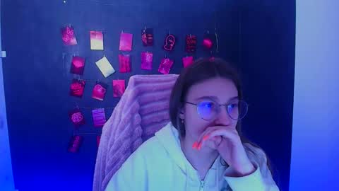 Snapshot of queen_amelie chatting on 02/25/26, 12:37 Amelie online show from 02/25/26, 12:37