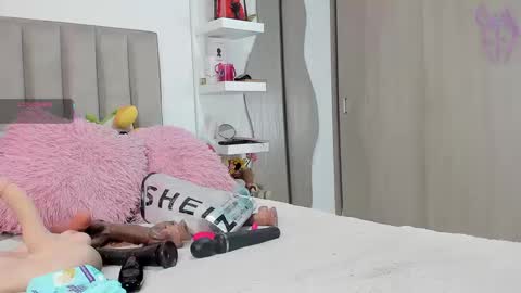 Snapshot of queen_antonella_oficial chatting on 09/13/25, 02:39 QUEEN ANTONELLA online show from 09/13/25, 02:39