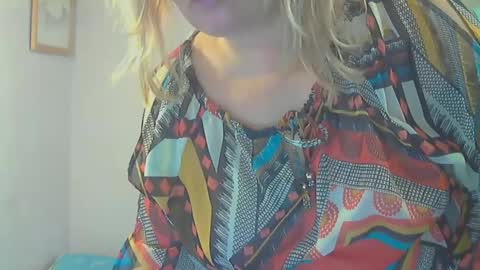 Snapshot of queen_jane8 chatting on 01/10/25, 05:02 queen_jane8 online show from 01/10/25, 05:02