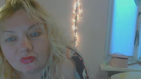 Snapshot of queen_jane8 chatting on 02/13/25, 12:00 queen_jane8 online show from 02/13/25, 12:00