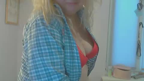 Snapshot of queen_jane8 chatting on 02/15/25, 12:43 queen_jane8 online show from 02/15/25, 12:43