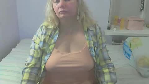 Snapshot of queen_jane8 chatting on 10/16/25, 04:30 queen_jane8 online show from 10/16/25, 04:30