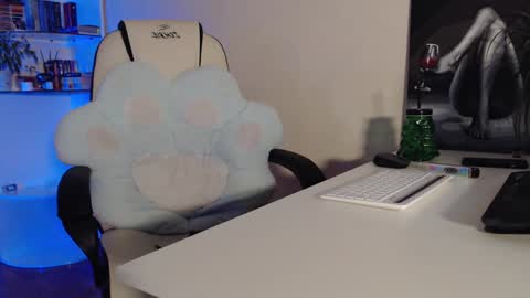 Snapshot of queen_jules chatting on 12/28/24, 06:28 Jules. This is my new account online show from 12/28/24, 06:28