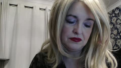 Snapshot of queen_of_the_deck chatting on 06/17/26, 12:24 Topaz blue dreamo989n999 online show from 06/17/26, 12:24