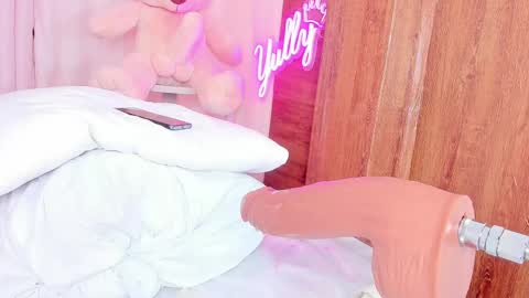 Snapshot of queen_yully chatting on 03/07/25, 10:32 queen_yully online show from 03/07/25, 10:32