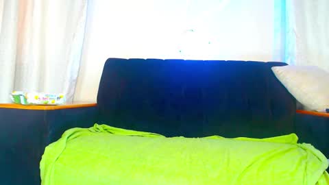 queen_zoe01 online show from 12/14/25, 09:14