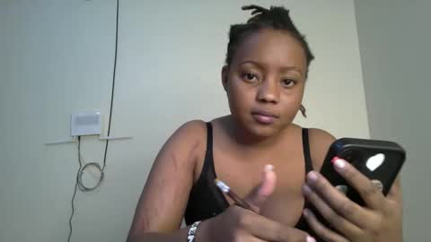 Snapshot of queenbeiby05 chatting on 10/22/25, 06:07 queen online show from 10/22/25, 06:07