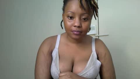 Snapshot of queenbeiby05 chatting on 11/01/25, 07:49 queen online show from 11/01/25, 07:49