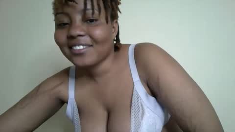 Snapshot of queenbeiby05 chatting on 11/02/25, 12:18 queen online show from 11/02/25, 12:18