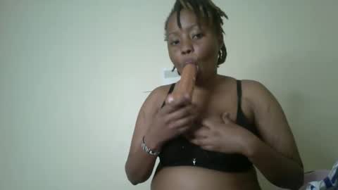 Snapshot of queenbeiby05 chatting on 11/05/25, 09:31 queen online show from 11/05/25, 09:31