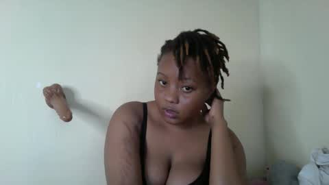 Snapshot of queenbeiby05 chatting on 11/10/25, 02:38 queen online show from 11/10/25, 02:38